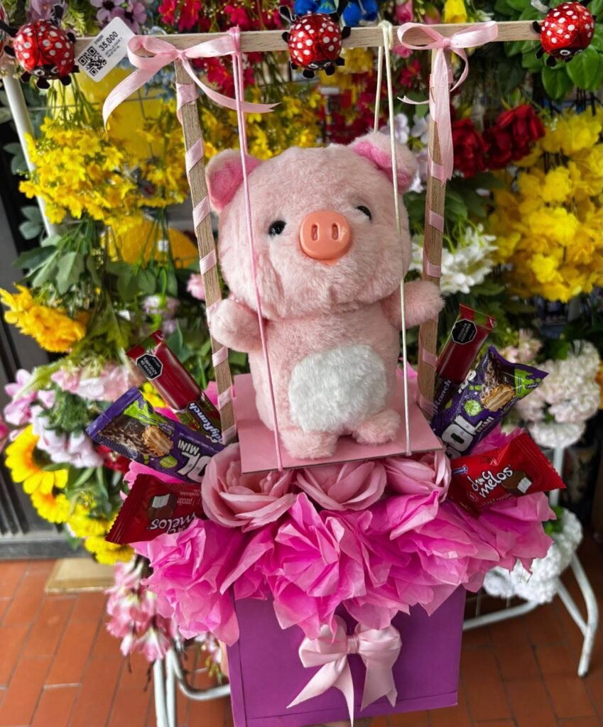 Detalle de peluche en caja con dulces