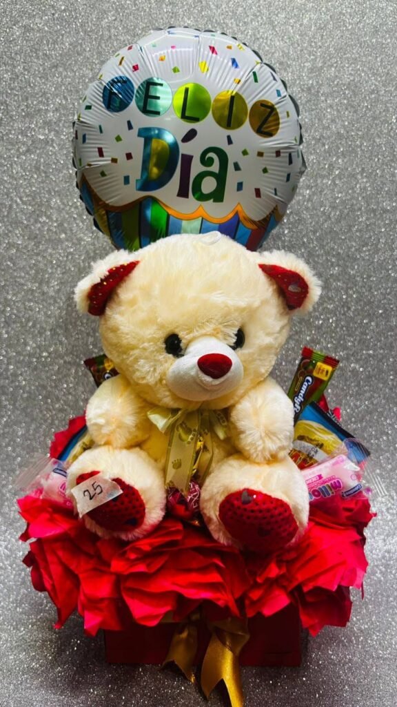Detalle de peluche oso en caja con dulces
